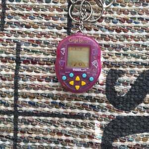 Vintage 1997 Tiger Electronics Giga Faces Virtual Facemaker Keychain Blue